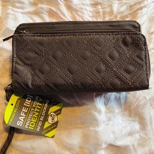 NWT LIGHT BROWN TRAVELON 2 ZIP WRISTLET
